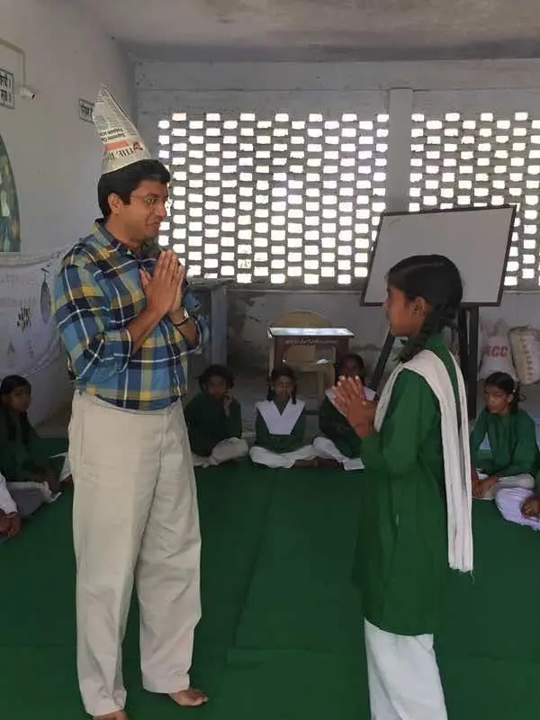 काग़ज़ की टोपी से सम्मान